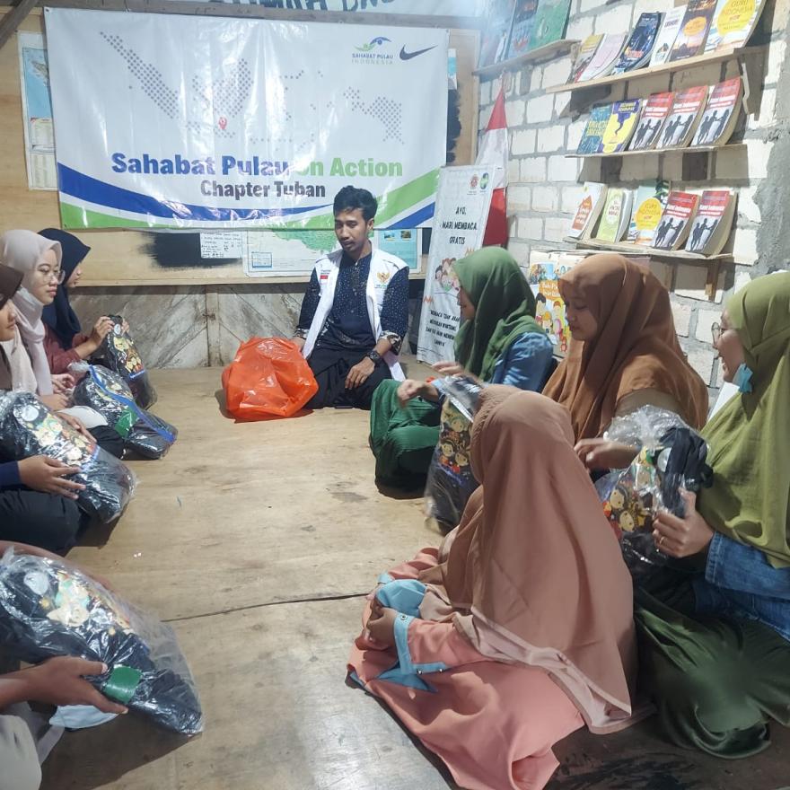 Bangun Gerakan Pendidikan di Sumurgung, Sahabat Pulau Indonesia Bagikan Paket Beasiswa Pendidikan.